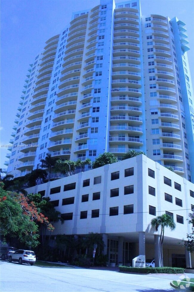 Building Photo - 2475 Brickell Ave