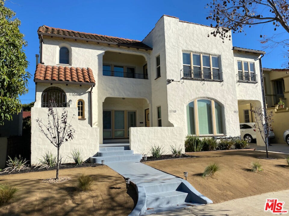 1112 Meadowbrook Ave, Los Angeles, CA 90019 Room for Rent in Los