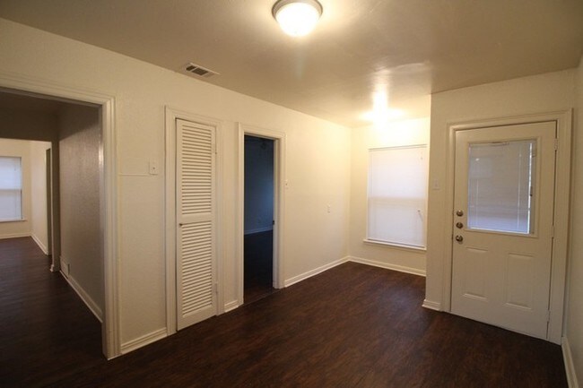 Foto del edificio - 2 bed, 1 bath home in Oak Cliff