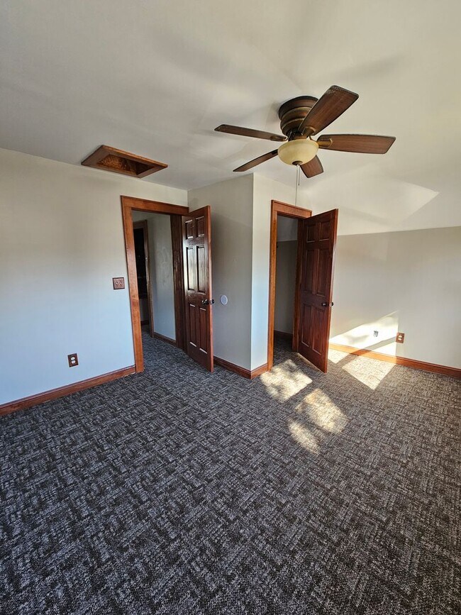 Building Photo - 1542 W 16th St. Davenport, IA 52804 - 3 ca...