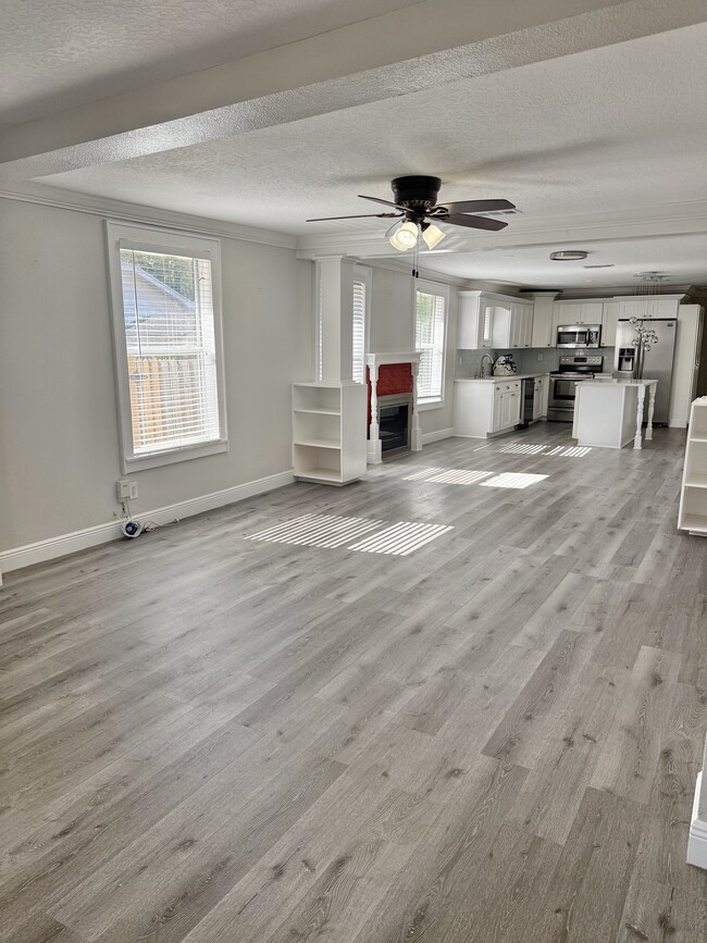 Foto del edificio - 5904 N Eustace Ave