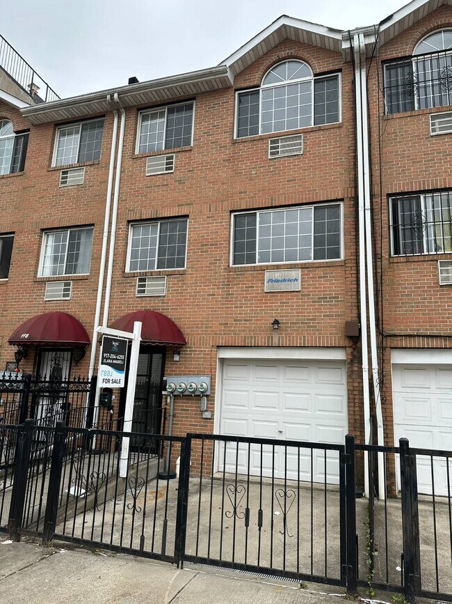 Building Photo - 996 Halsey St