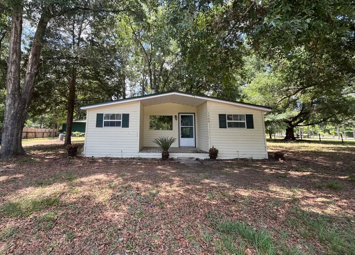 Primary Photo - Calling Outdoor Enthusiasts! 3 Bedroom hom...