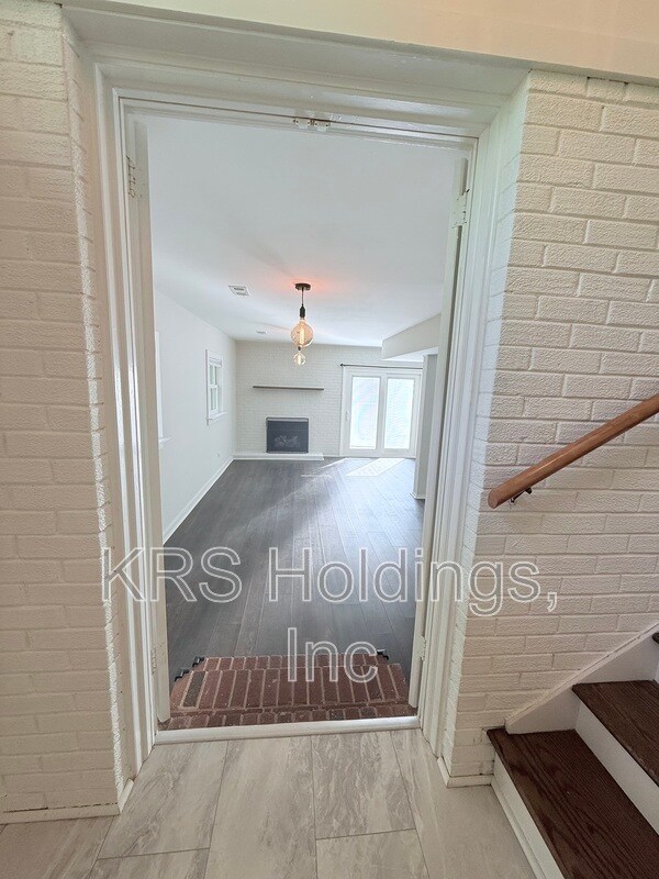 Building Photo - 1512 Basewood Dr