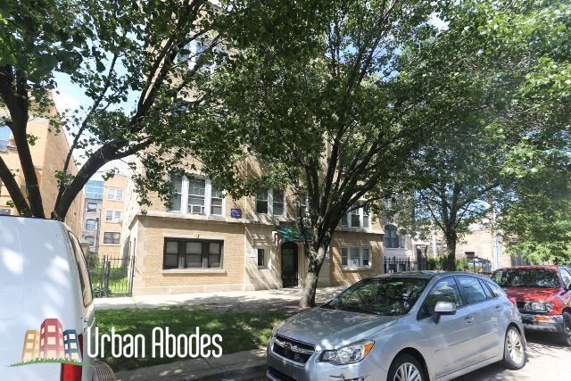 Building Photo - 816 W Waveland
