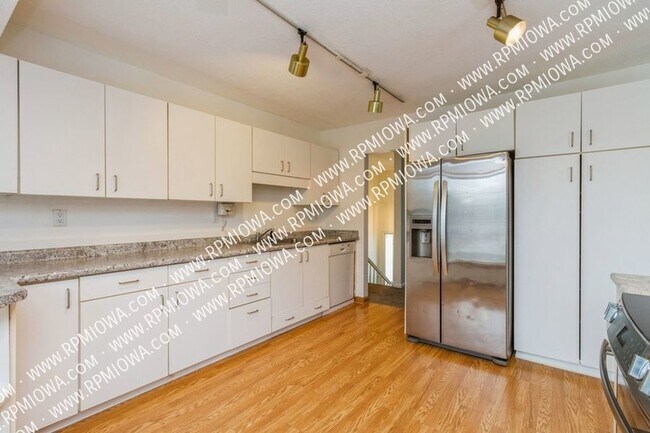 Building Photo - LARGE SPLIT LEVEL!!  4 Bedroom, 3 Bath Hom...