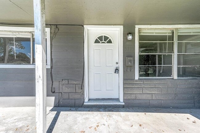 Building Photo - 5711 Lyndhurst Dr