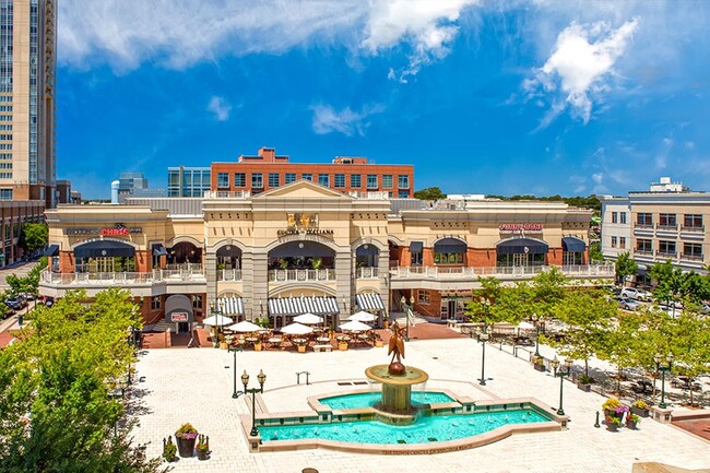 Gran cantidad de tiendas, restaurantes, y lugares de entretenimiento está ubicado a la vuelta de la esquina en Town Center. - Aden Park and Ebbetts Plaza