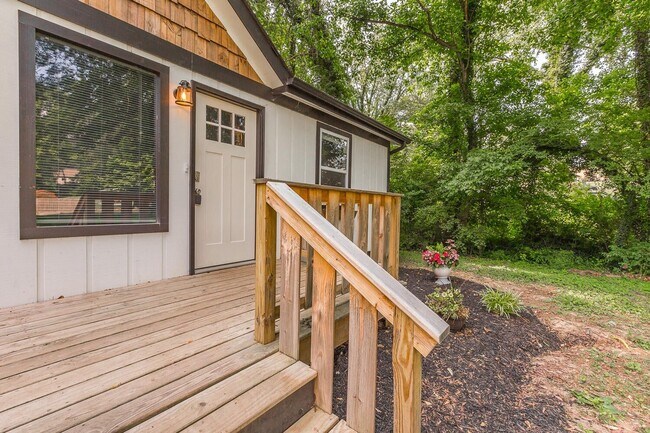 Building Photo - 3 bedroom updated home in a quiet, peaceful setting!