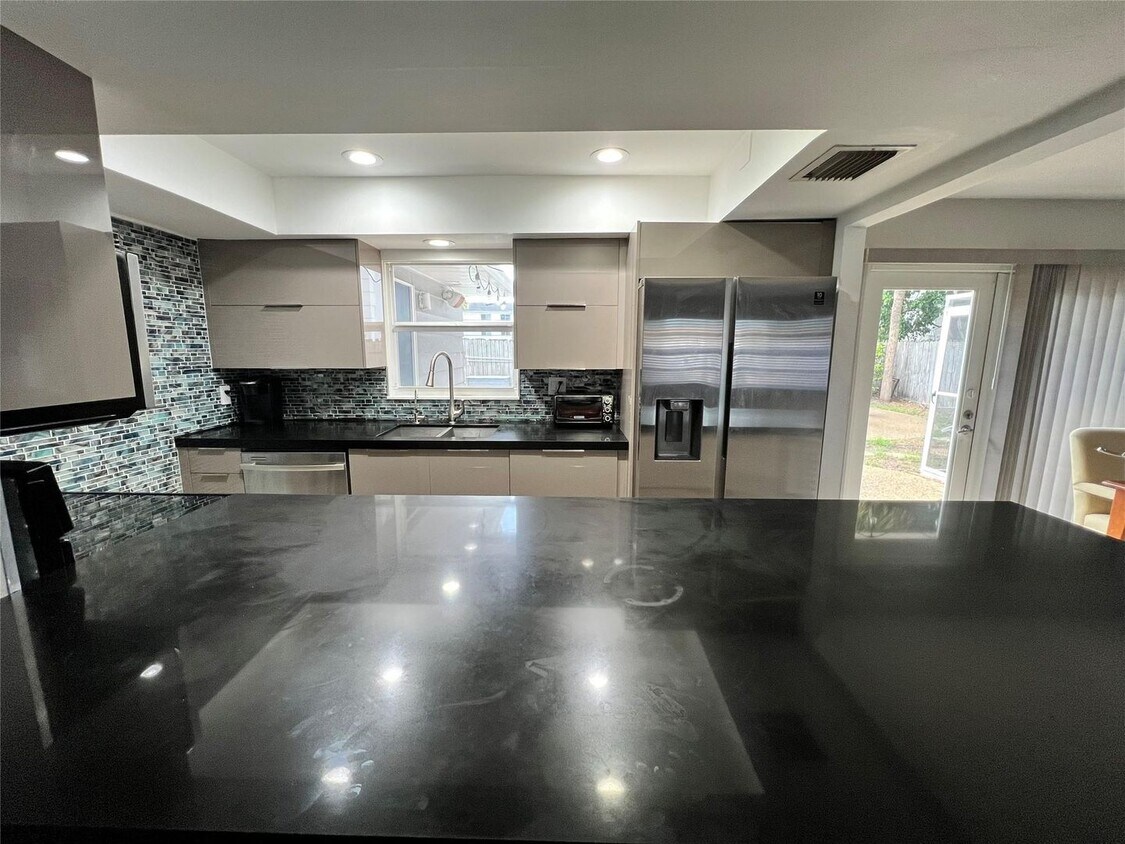 Foto principal - 1410 NE 56th Ct