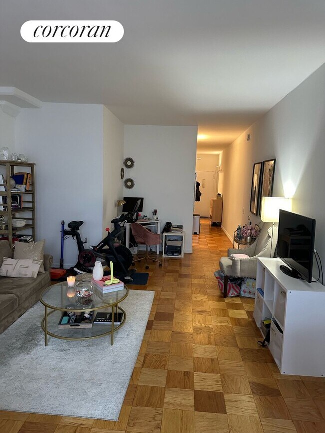 Building Photo - 201 E 69th St