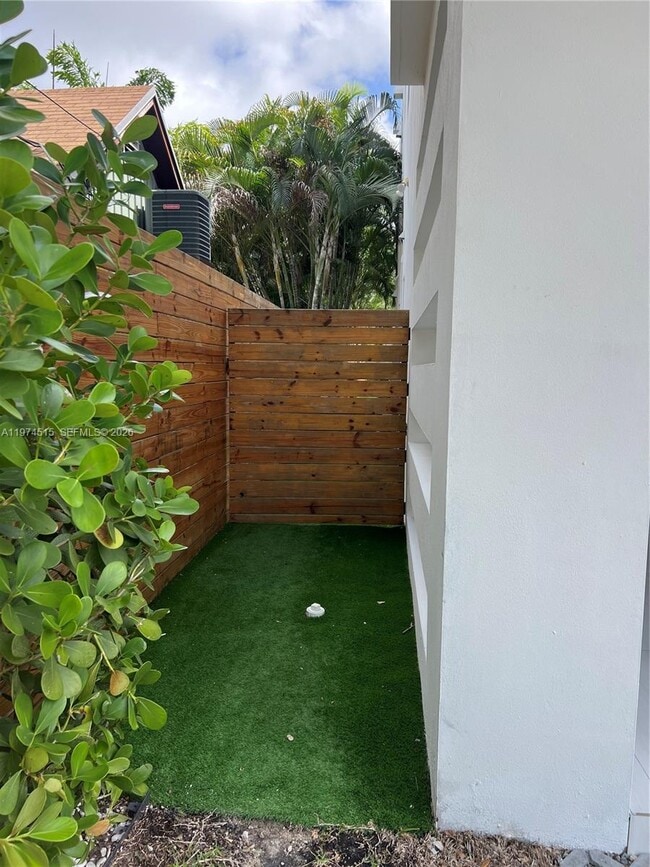 Building Photo - 2321 SW 16th Ct