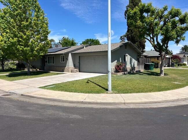 Building Photo - 618 Madsen Dr