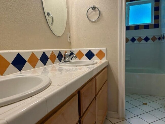 Foto del edificio - Beautiful Home with multiple upgrades!