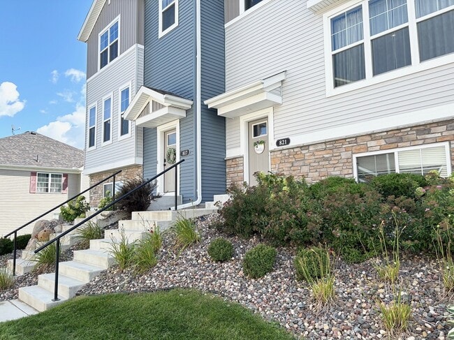 Building Photo - 821 Roselyn Dr