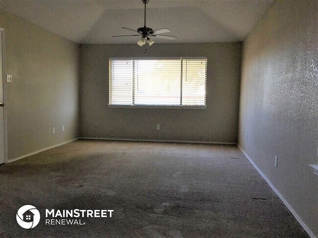 Building Photo - 909 Knollwood Dr