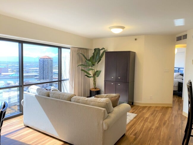 Building Photo - Executive Centre - Fully furnished one bedroom with great views!