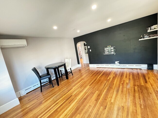 Living/Dining Room - 13 Saint John St