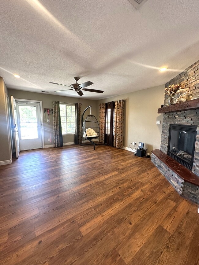 Building Photo - 708 1/2 Willow Creek Rd