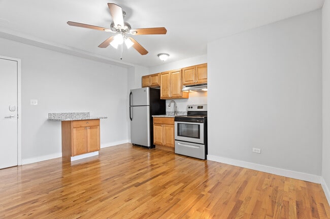 Building Photo - 7450 N Greenview Ave