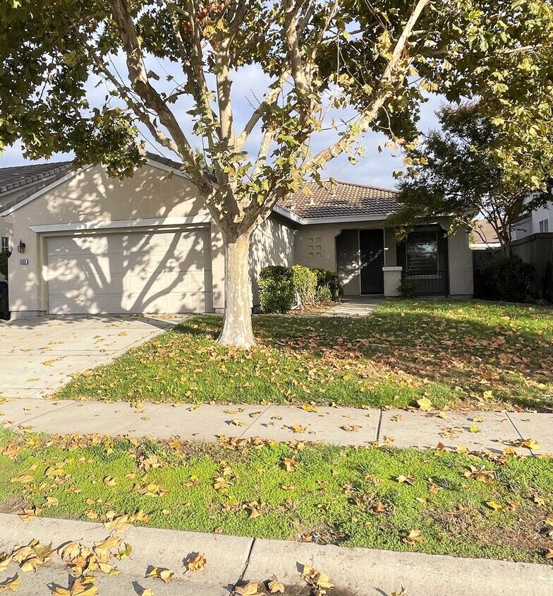 Primary Photo - Rejuvenated, Adorable 3 bedroom, 2 bath Na...