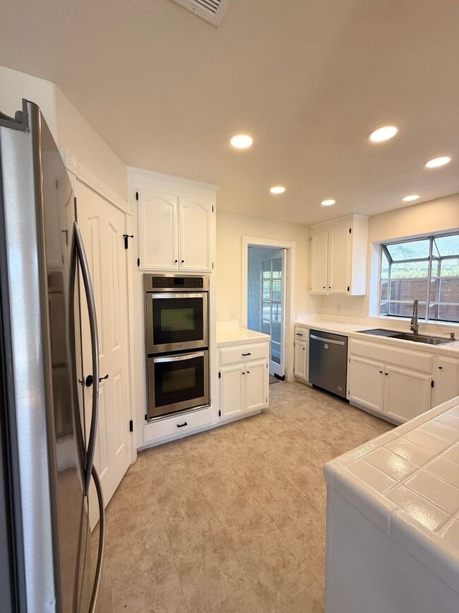 Building Photo - Pet Friendly! Walk to Downtown