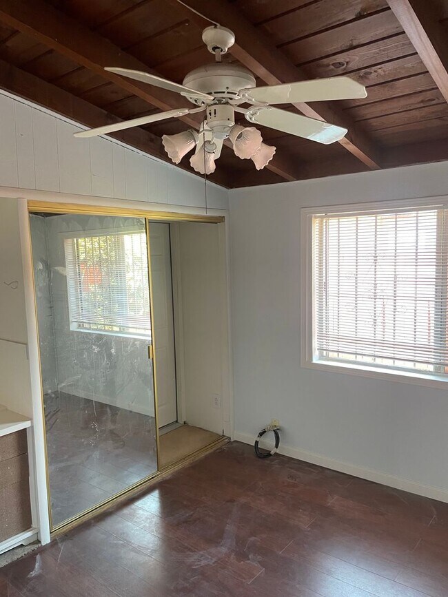 Foto del edificio - Unique Pittsburg home with 2 kitchens in g...