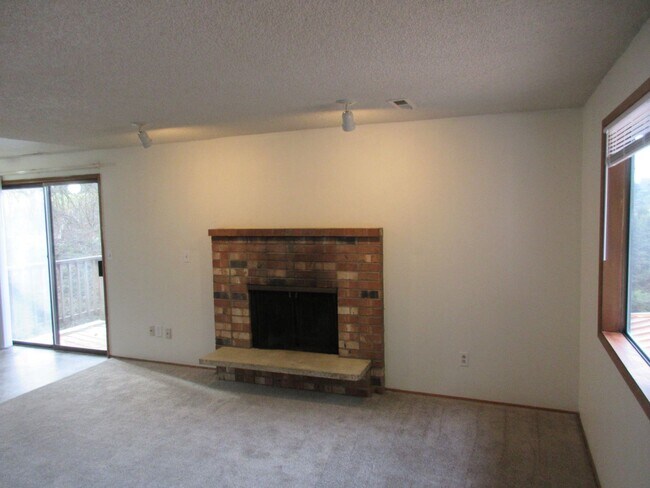Building Photo - 1/2 Off 1st Month's Rent - Two Bedroom w/ Garage