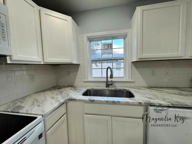 Building Photo - 403 73rd Ave N