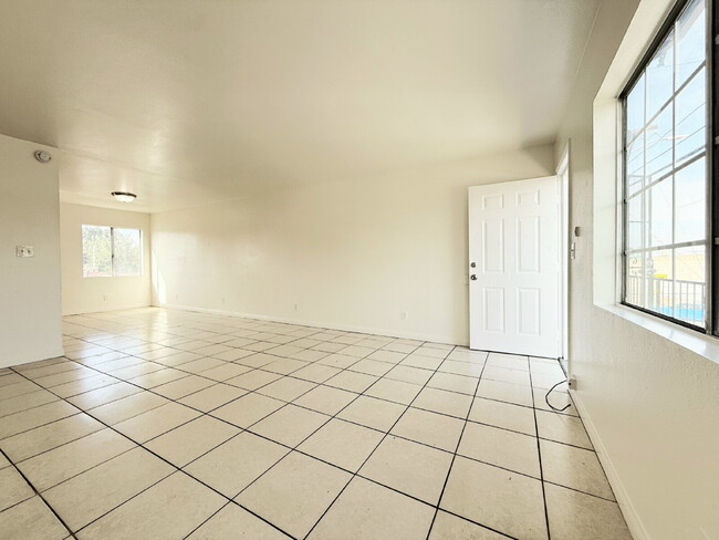 Building Photo - Bright & Spacious Upper Unit with 3 Bedroom, 2 Bath and assigned Parking space