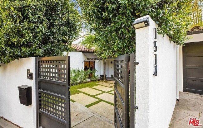 Foto del edificio - 1514 Sunset Plaza Dr