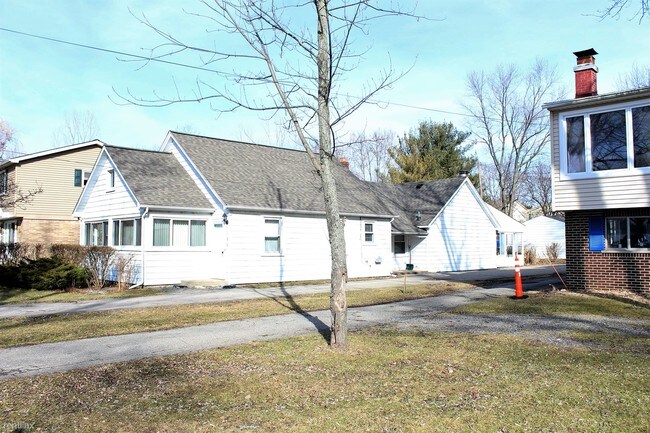 Foto del edificio - 3 br, 1.5 bath House - 1133 E Lake Dr