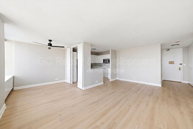 Foto del edificio - 655 W Irving Park Rd