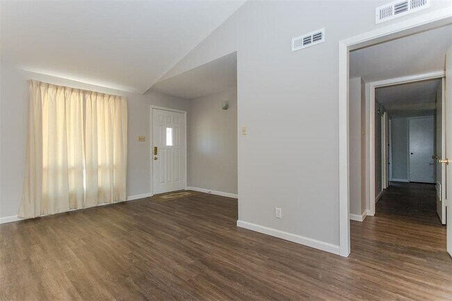 Building Photo - 3211 High Vista Dr