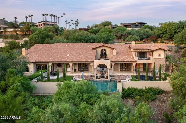 Foto del edificio - 6050 N Paradise View Dr