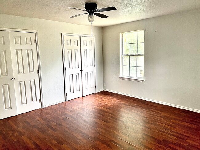 Building Photo - 1310 Sutton Dr