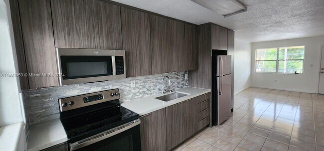 Building Photo - 605 W 68th St