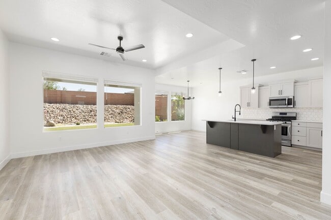Building Photo - 3 bed plus office / 2.5 bath / 3 car Singl...
