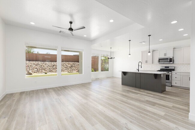 Foto del edificio - 3 bed plus office / 2.5 bath / 3 car Singl...