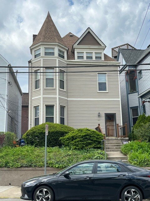 Building Photo - 624 College Ave