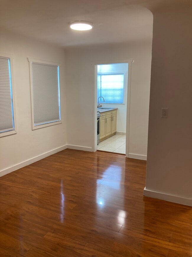 Building Photo - 2101 Bay Dr