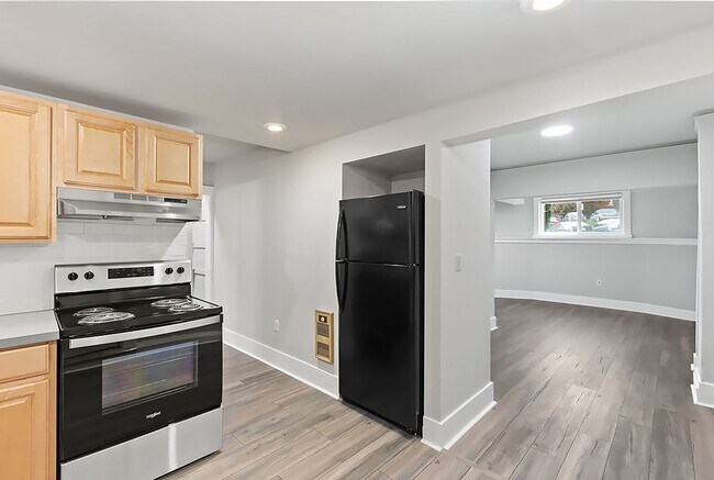 Building Photo - Farrah Apartments: Leasing Specials! 1 & 2 Bedroom Renovated Units