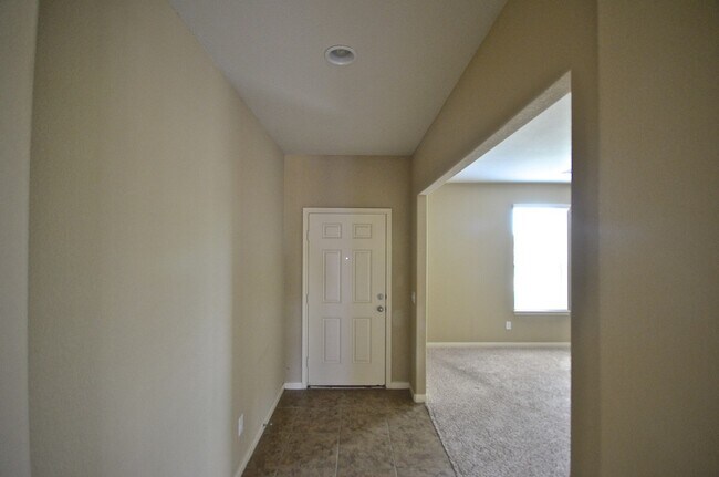 Foto del edificio - 8211 Running Brook Ln