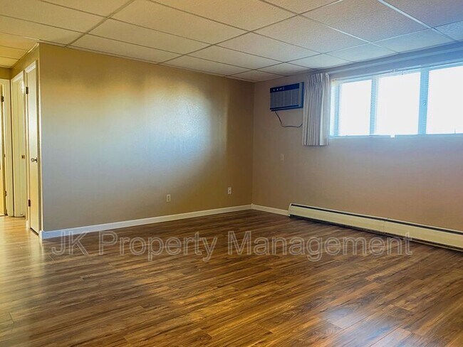 Building Photo - 1401-142B 2b St S