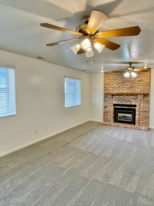 Foto del edificio - Spacious 4 Bedroom Home in Quiet Neighborhood – Great Location