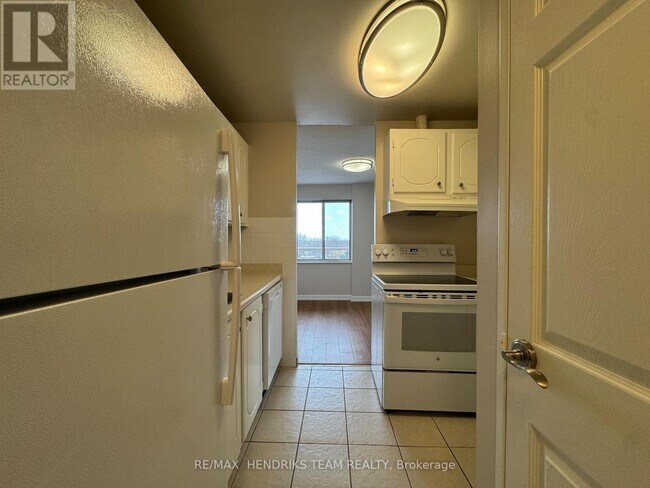 Building Photo - 610 Lake St