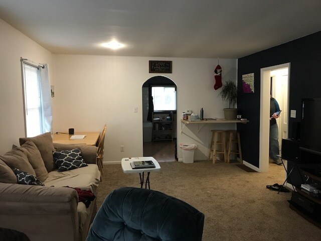 Building Photo - 2 Bedroom House w/2 Car Garage
