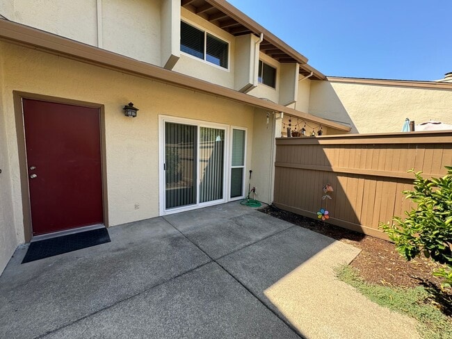 Foto del edificio - Beautiful two story townhome in Sunset Par...