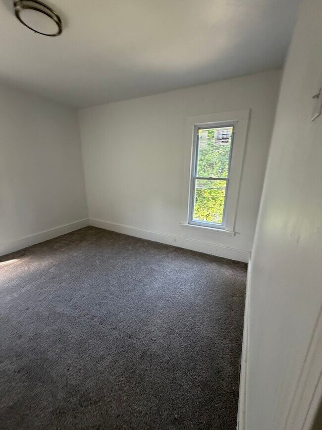 Building Photo - 5-Bedroom Home for Rent in Cleveland – Over 2,000 Sq Ft!