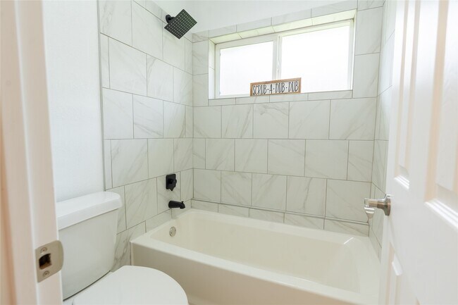 Foto del edificio - 4855 Sulley Dr